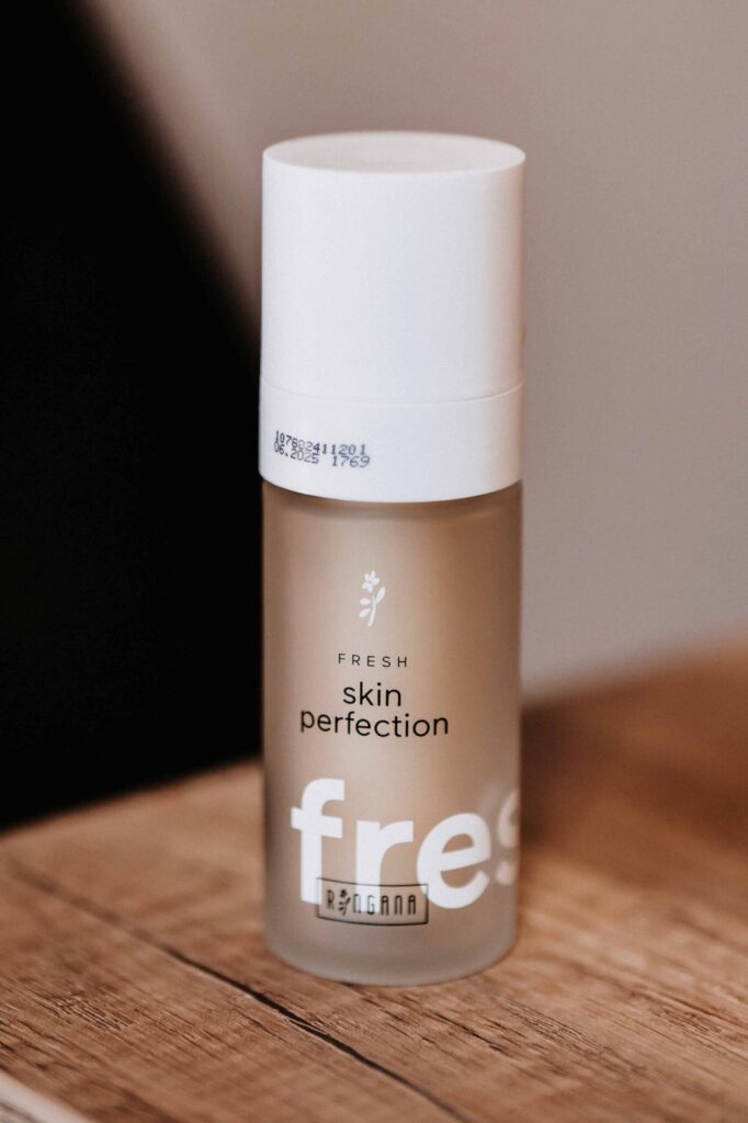 RINGANA Skin Perfecting Cream (Skin Perfection) on a wooden table